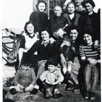 Un gruppo di confinate ebree di Belgrado assieme ad abitanti di Mezzani. Il secondo bambino seduto (da sinistra verso destra) è Josif Isakovic