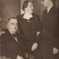Foto della famiglia Israel. Da sx. Ieshua, Masalta e Liko, all’epoca della foto trentenne.

* Dalla ricerca della VB dell'Istituto 